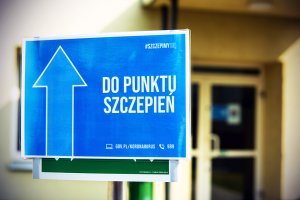 Tablica informacyjna kierująca do punktu szczepień Tablica informacyjna kierująca do punktu szczepień