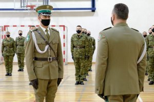 Major SG składa meldunek Komendantowi NwOSG. Major SG składa meldunek Komendantowi NwOSG.