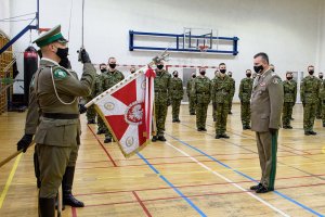 Gen bryg. SG Robert Bagan oddaje honor sztandarowi NwOSG. Gen bryg. SG Robert Bagan oddaje honor sztandarowi NwOSG.