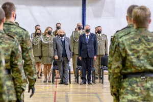 Na pierwszym planie ślubujący, w głębi zaproszeni goście oraz kadra kierownicza NwOSG. Na pierwszym planie ślubujący, w głębi zaproszeni goście oraz kadra kierownicza NwOSG.