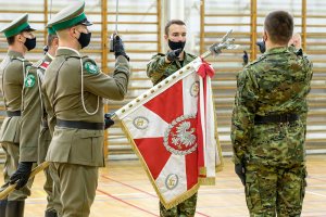 Zbliżenie na dwóch ślubujących i poczet sztandarowy. Zbliżenie na dwóch ślubujących i poczet sztandarowy.