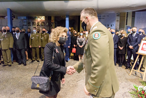 Pani Aleksandra Krzoska - Dyrektor Wydziału Infrastruktury Mazowieckiego Urzędu Wojewódzkiego odbiera Złoty Medal za Zasługi dla Straży Granicznej. Pani Aleksandra Krzoska - Dyrektor Wydziału Infrastruktury Mazowieckiego Urzędu Wojewódzkiego odbiera Złoty Medal za Zasługi dla Straży Granicznej.