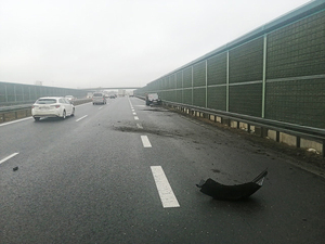 Rozrzucone części pojazdów leżą na jezdni. Rozrzucone części pojazdów leżą na jezdni.