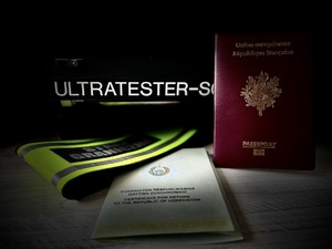 Paszport francuski i uzbecki dokument powrotowy 