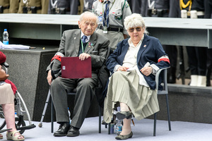 Siedzą Pan Jerzy Mińdziukiewicz i Pani Teresa Stanek. Siedzą Pan Jerzy Mińdziukiewicz i Pani Teresa Stanek.
