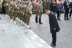 Prezydent oddaje hołd przed Pomnikiem Powstania Warszawskiego. Prezydent oddaje hołd przed Pomnikiem Powstania Warszawskiego.