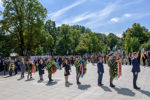Przed Pomnikiem stoją delegacje z wieńcami. Przed Pomnikiem stoją delegacje z wieńcami.