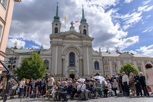 Widok na zgromadzonych. Na drugim planie Katedra Wojska Polskiego. Widok na zgromadzonych. Na drugim planie Katedra Wojska Polskiego.