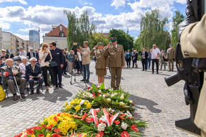 Delegacja Zarządu Oddziałowego NSZZ FSG przy NwOSG składa kwiaty przed tablicą. Delegacja Zarządu Oddziałowego NSZZ FSG przy NwOSG składa kwiaty przed tablicą.