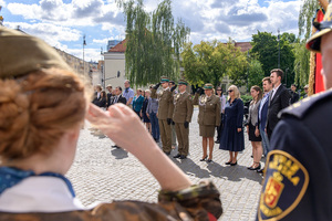 Delegacja NwOSG oddaje honor. Delegacja NwOSG oddaje honor.