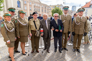 Zdjęcie grupowe przedstawicieli NwOSG z Powstańcami. Zdjęcie grupowe przedstawicieli NwOSG z Powstańcami.