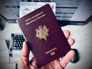 Węgierskie ID i francuski paszport 