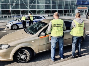 Funkcjonariusze SG kontrolują kierowcę - foto. PSG w Warszawie 
