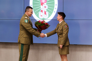 Gen. bryg. SG Robert Bagan gratuluje i wręcza kwiaty mjr SG Dorocie Frąk. Gen. bryg. SG Robert Bagan gratuluje i wręcza kwiaty mjr SG Dorocie Frąk.