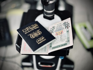 Paszport Jemenu leży na mikroskopie. Paszport Jemenu leży na mikroskopie.