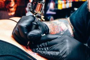 Zbliżenie na ręce tatuażysty. Zdjęcie poglądowe. Zbliżenie na ręce tatuażysty. Zdjęcie poglądowe.
