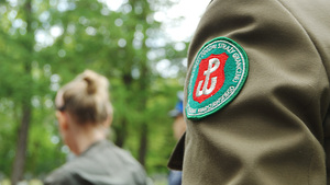 Emblemat Nadwiślańskiego Oddziału Straży Granicznej na ramieniu funkcjonariusza. Emblemat Nadwiślańskiego Oddziału Straży Granicznej na ramieniu funkcjonariusza.