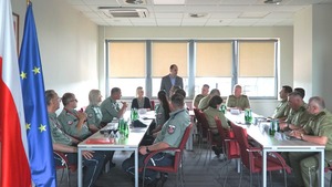 Przedstawiciele Izby Administracji Skarbowej w Warszawie (IAS) i Nadwiślańskiego Oddziału Straży Granicznej siedzą przy stołach. Przedstawiciele Izby Administracji Skarbowej w Warszawie (IAS) i Nadwiślańskiego Oddziału Straży Granicznej siedzą przy stołach.