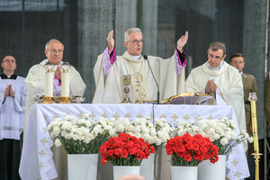 Biskup Polowy celebruje Mszę Świętą. Biskup Polowy celebruje Mszę Świętą.