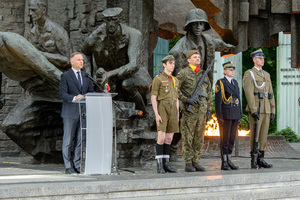 Przemawia Prezydent Andrzej Duda obok stoi posterunek honorowy. Przemawia Prezydent Andrzej Duda obok stoi posterunek honorowy.