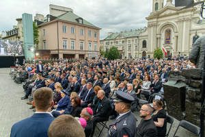 Na Placu Krasińskich siedzą zgromadzeni goście. Na Placu Krasińskich siedzą zgromadzeni goście.