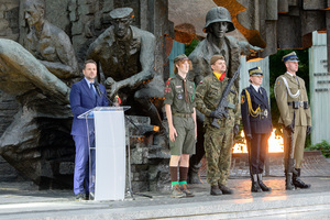 Przemawia Pan Rafał Trzaskowski, obok stoi posterunek honorowy. Przemawia Pan Rafał Trzaskowski, obok stoi posterunek honorowy.