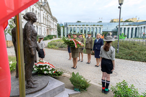Delegacja NwOSG składa kwiaty przed Pomnikiem Kobietom Powstania Warszawskiego. Delegacja NwOSG składa kwiaty przed Pomnikiem Kobietom Powstania Warszawskiego.