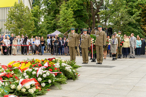Pułkownik SG Paweł Sobieraj wraz z delegacją oddaje honor przed pomnikiem. Pułkownik SG Paweł Sobieraj wraz z delegacją oddaje honor przed pomnikiem.