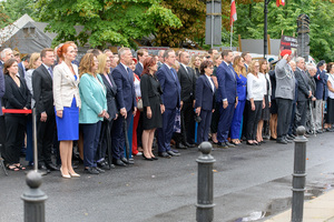 Zgromadzeni goście stoją przed Pomnikiem Polskiego Państwa Podziemnego i Armii Krajowej. Zgromadzeni goście stoją przed Pomnikiem Polskiego Państwa Podziemnego i Armii Krajowej.