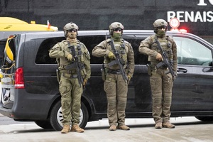 Trzech funkcjonariuszy SG z długą bronią stoją przed samochodem. Zdjęcie: FB Lotnisko Chopina Trzech funkcjonariuszy SG z długą bronią stoją przed samochodem. Zdjęcie: FB Lotnisko Chopina