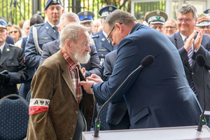 Medal „Pro Bono Poloniae” utrzymuje Pan Juliusz Kulesza. Medal „Pro Bono Poloniae” utrzymuje Pan Juliusz Kulesza.