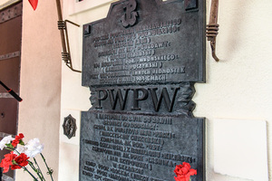 Tablica upamiętniająca zdobycie budynku PWPW. Tablica upamiętniająca zdobycie budynku PWPW.