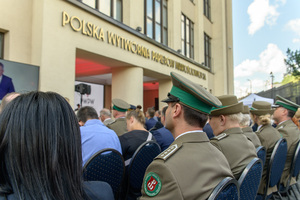Delegacja Straży Granicznej siedzi przed budynkiem PWPW. Delegacja Straży Granicznej siedzi przed budynkiem PWPW.