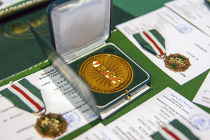 Medale i odznaczenia leżą na stole. Medale i odznaczenia leżą na stole.