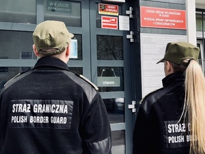 Funkcjonariusze SG wchodzą do UW w Łodzi 