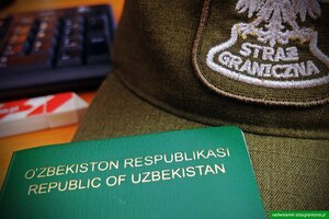 Czapka Straży Granicznej i paszport uzbecki 