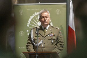 Zbliżenie na przemawiającego płk SG Dariusza Lutyńskiego. Zbliżenie na przemawiającego płk SG Dariusza Lutyńskiego.