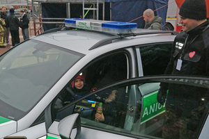 Dzieci siedzą w oznakowanym samochodzie Straży Granicznej. Dzieci siedzą w oznakowanym samochodzie Straży Granicznej.