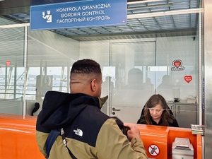 Kontrola graniczna na Lotnisku Chopina w Warszawie 