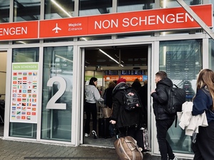 Wejście do strefy Non Schengen na Lotnisku Chopina w Warszawie 