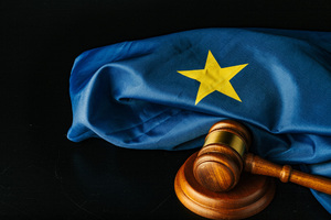 Młotek sędziowski i flaga UE. Młotek sędziowski i flaga UE.