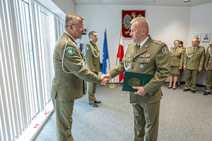 Płk. SG Dariusz Lutyński gratuluje nowemu Komendantowi Placówki. Płk. SG Dariusz Lutyński gratuluje nowemu Komendantowi Placówki.