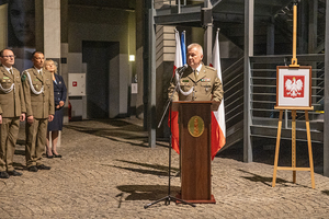 Przy mównicy przemawia płk SG Dariusz Lutyński. Przy mównicy przemawia płk SG Dariusz Lutyński.