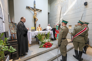 Poczet Sztandarowy oddaje honor przed ołtarzem, przy którym stoją księża. Poczet Sztandarowy oddaje honor przed ołtarzem, przy którym stoją księża.