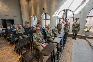 W ławkach siedzą uczestnicy Mszy Świętej. Na drugim planie stoi Poczet Sztandarowy. W ławkach siedzą uczestnicy Mszy Świętej. Na drugim planie stoi Poczet Sztandarowy.