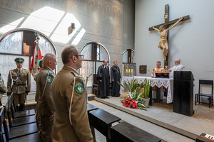 Kierownictwo Oddziału i duszpasterze stoją podczas liturgii. Kierownictwo Oddziału i duszpasterze stoją podczas liturgii.