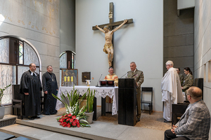 Przemawia Komendant Oddziału, obok stoją księża. Przemawia Komendant Oddziału, obok stoją księża.