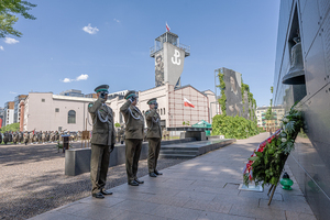 Płk SG Dariusz Lutyński, płk SG Mariusz Taperek, płk SG Jarosław Siergiej oddają honor przed Murem Pamięci. Płk SG Dariusz Lutyński, płk SG Mariusz Taperek, płk SG Jarosław Siergiej oddają honor przed Murem Pamięci.