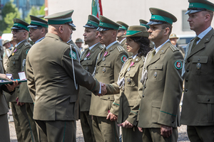 Komendant Oddziału wręcza odznaczenia. Komendant Oddziału wręcza odznaczenia.