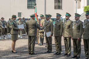 Płk SG Dariusz Lutyński wręcza akty mianowania na wyższe stopnie służbowe. Płk SG Dariusz Lutyński wręcza akty mianowania na wyższe stopnie służbowe.